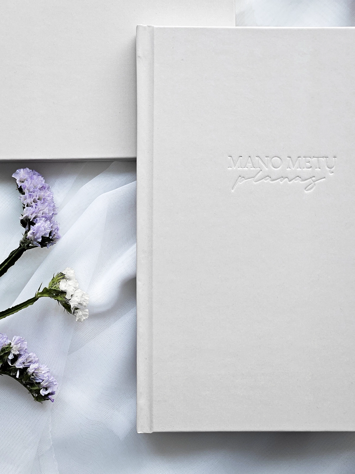 Dvi estetiškos baltos užrašų knygos planavimui