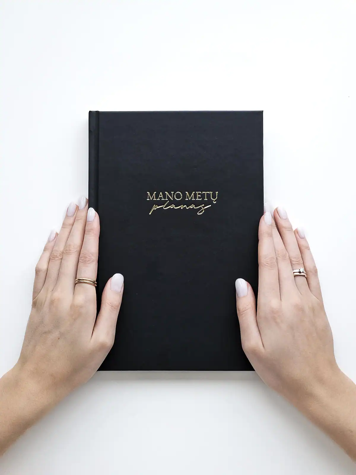 Stilingas juodas darbo kalendorius 2026 ant darbo stalo