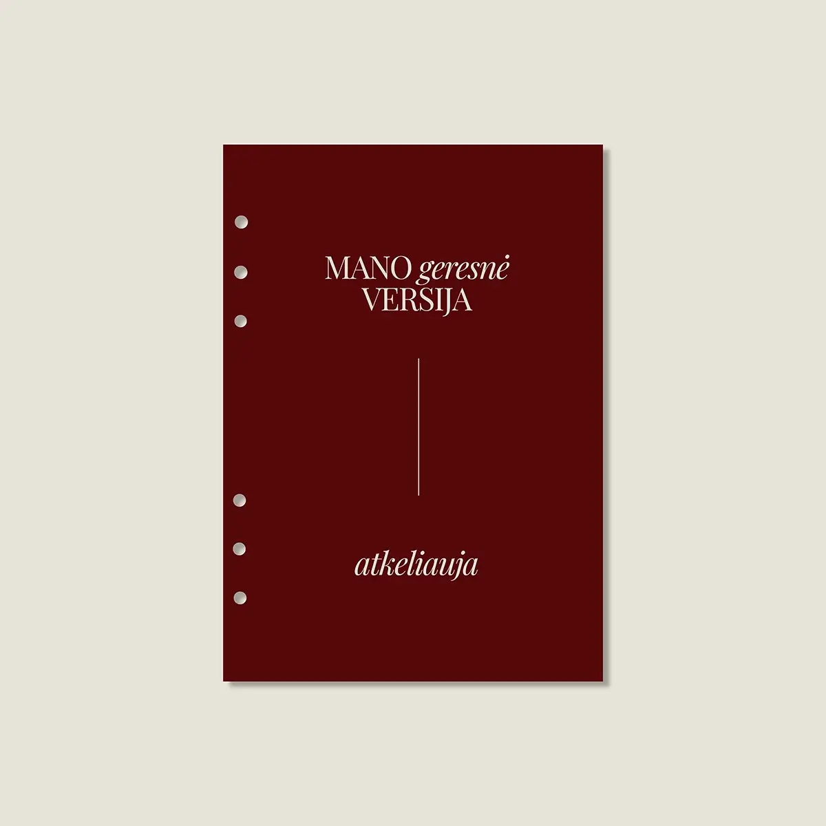Prabangus tamsiai raudonas (bordo) planuoklio skirtukas su auksiniu užrašu „MANO geresnė VERSIJA atkeliauja“ minimalistiniame fone.