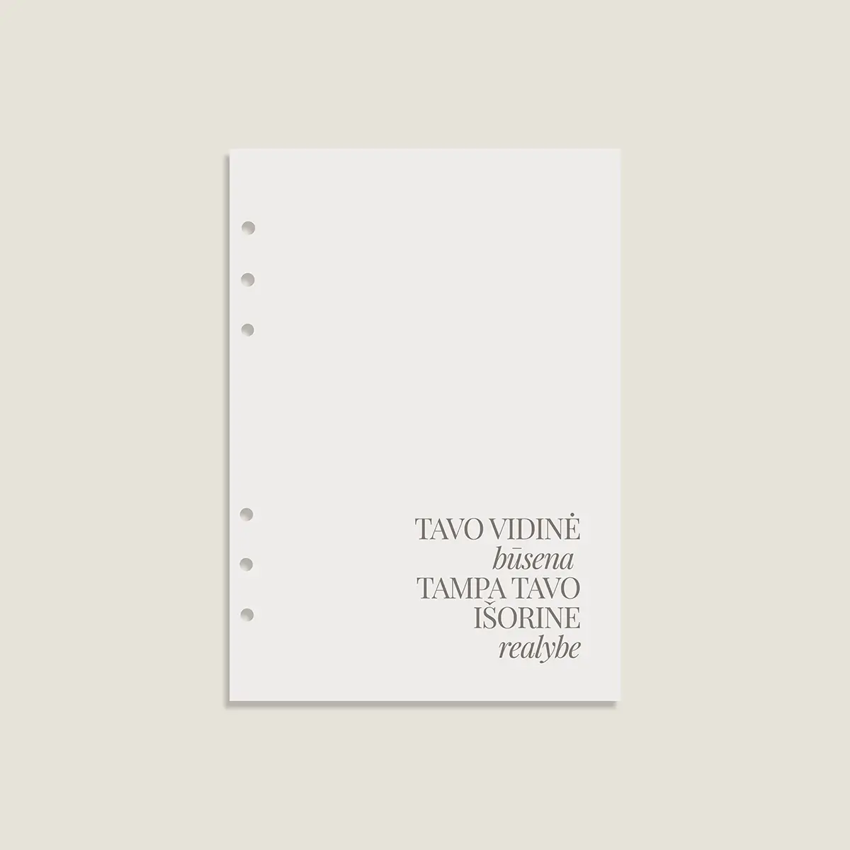 Minimalistinis šviesiai pilkas planuoklio skirtukas su elegantišku užrašu „TAVO VIDINĖ būsena TAMPA TAVO IŠORINE realybe“.