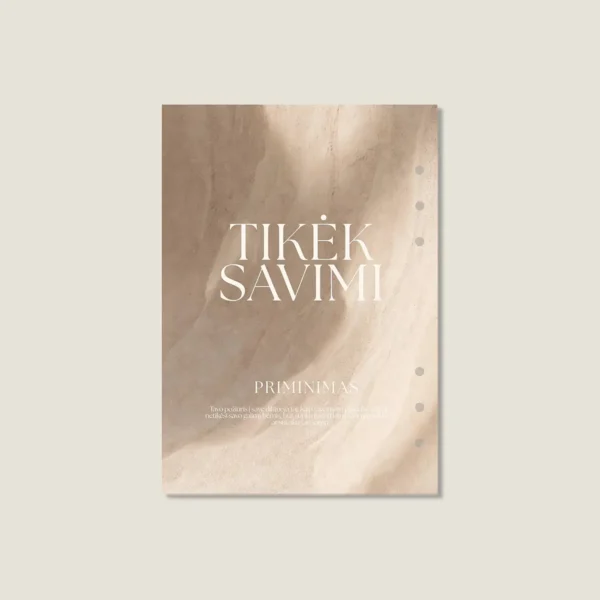 Natūralios smėlinės faktūros planuoklio skirtukas su baltu užrašu „TIKĖK SAVIMI“ ir motyvaciniu priminimu apačioje.